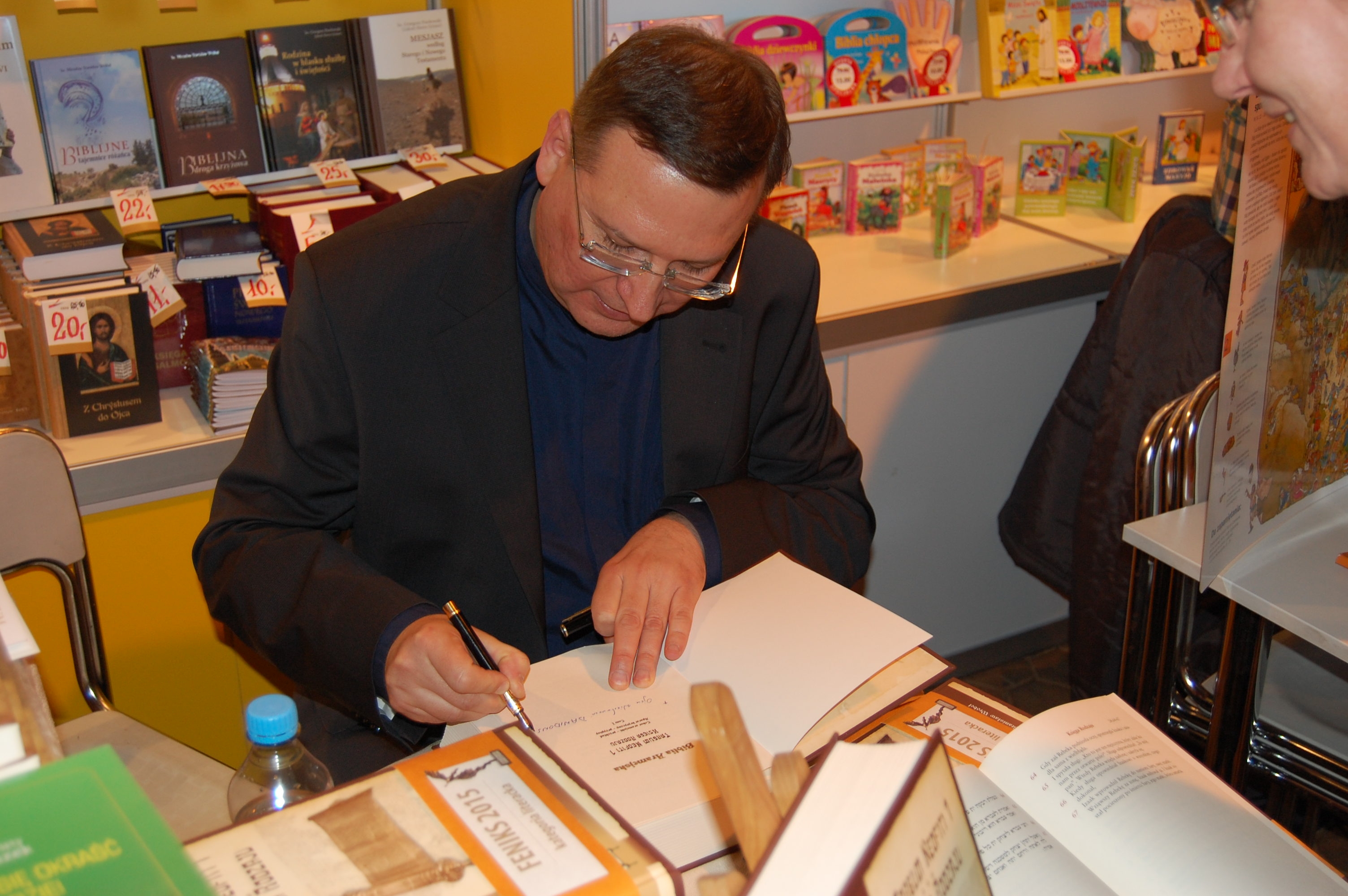 Autografy na stoisku.JPG