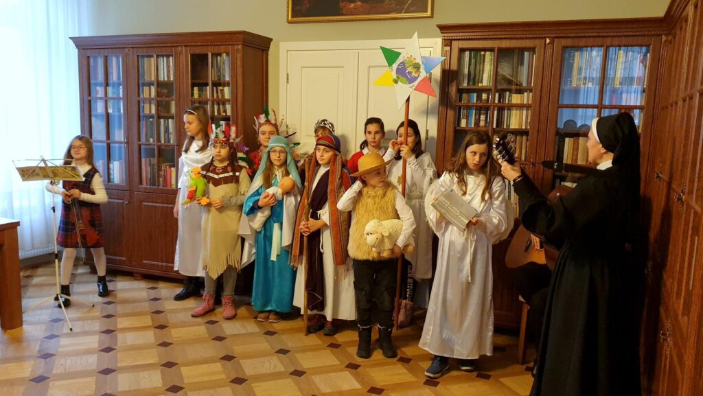 Misyjni kolędnicy w gościnie u Arcybiskupa Stanisława Budzika