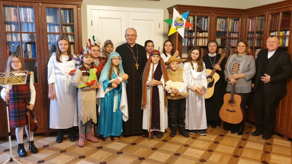 Misyjni kolędnicy w gościnie u Arcybiskupa Stanisława Budzika