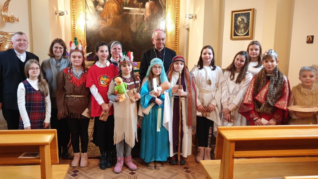 Misyjni kolędnicy w gościnie u Arcybiskupa Stanisława Budzika