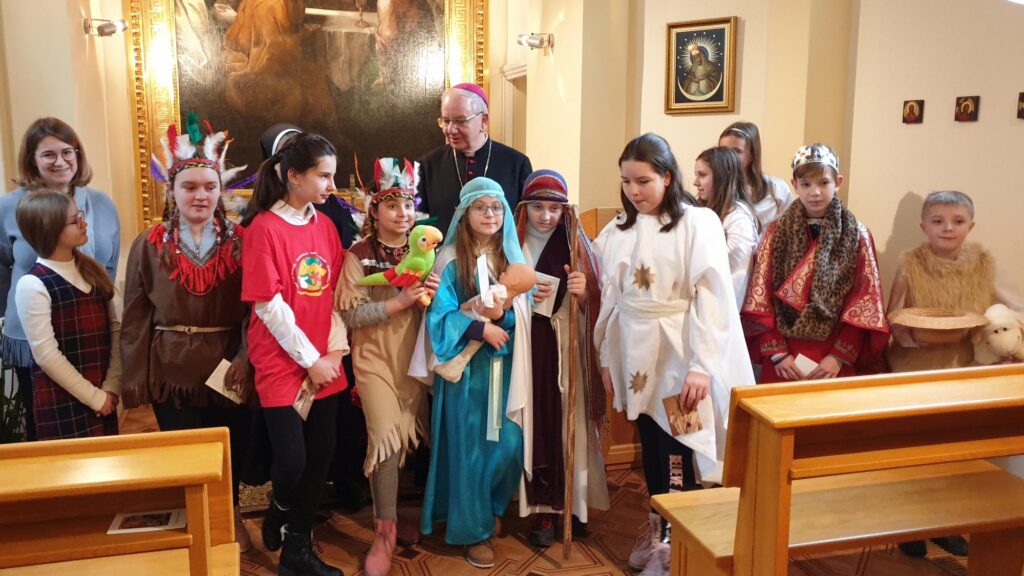 Misyjni kolędnicy w gościnie u Arcybiskupa Stanisława Budzika