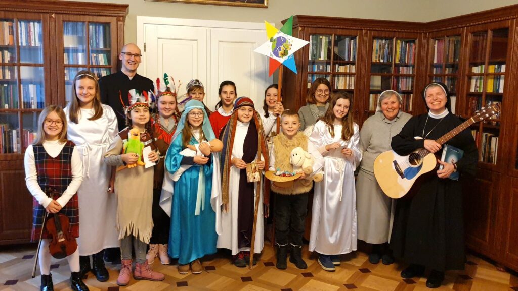 Misyjni kolędnicy w gościnie u Arcybiskupa Stanisława Budzika