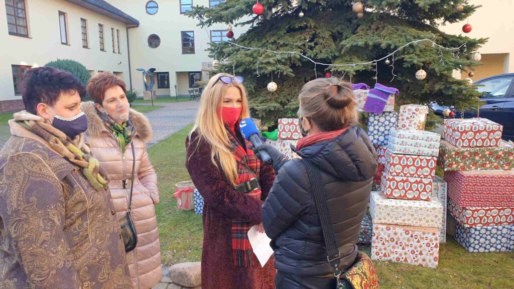 Szaliki, czapki, rękawiczki i ciepłe skarpety dla potrzebujących
