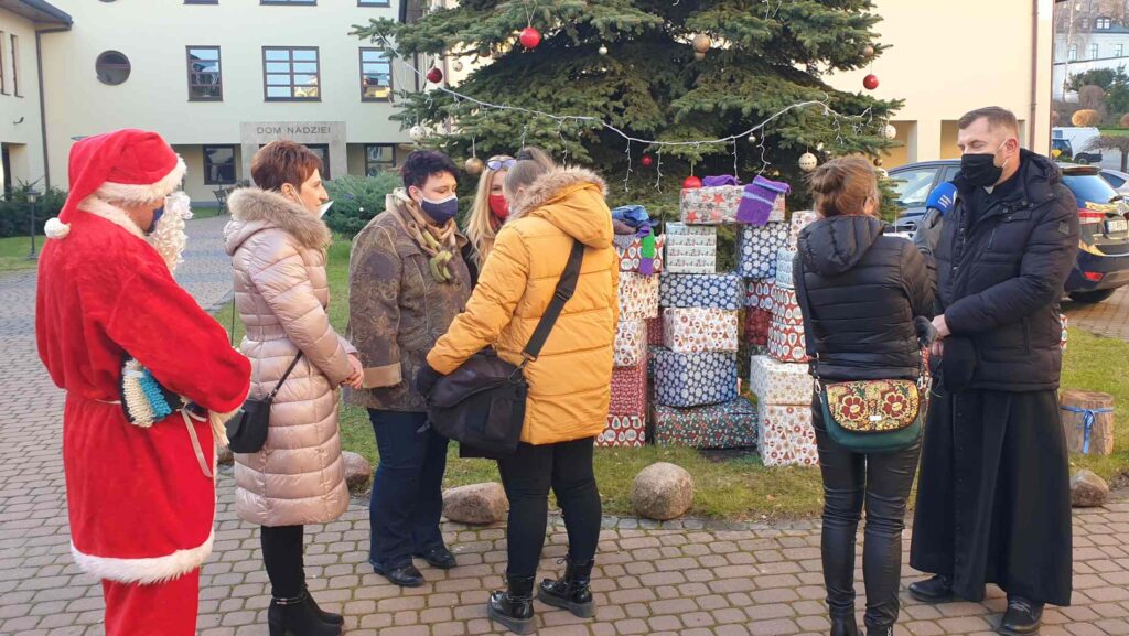 Szaliki, czapki, rękawiczki i ciepłe skarpety dla potrzebujących