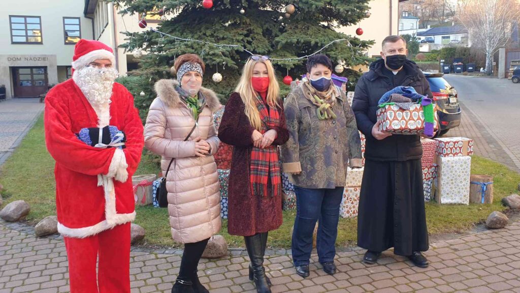 Szaliki, czapki, rękawiczki i ciepłe skarpety dla potrzebujących