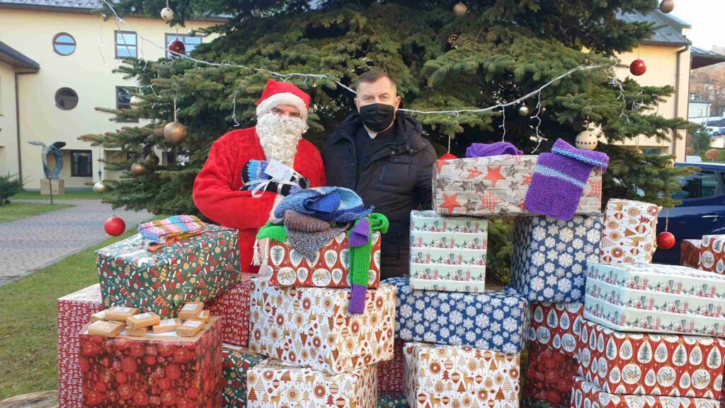 Szaliki, czapki, rękawiczki i ciepłe skarpety dla potrzebujących