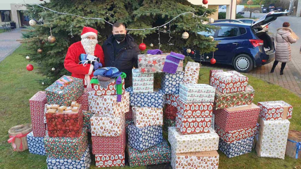 Szaliki, czapki, rękawiczki i ciepłe skarpety dla potrzebujących